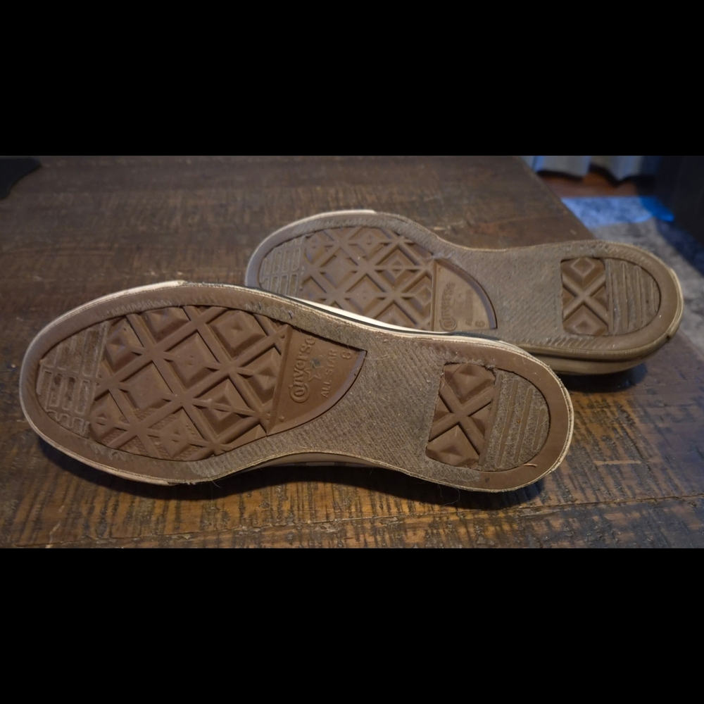 Star Pattern Low-Top Converse - Picture 5 of 6